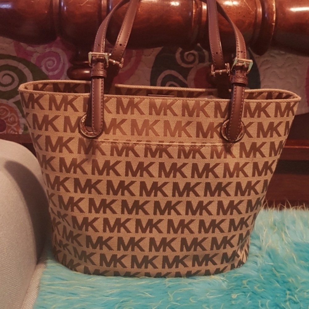 Michael Kors bucket bag EUC like new